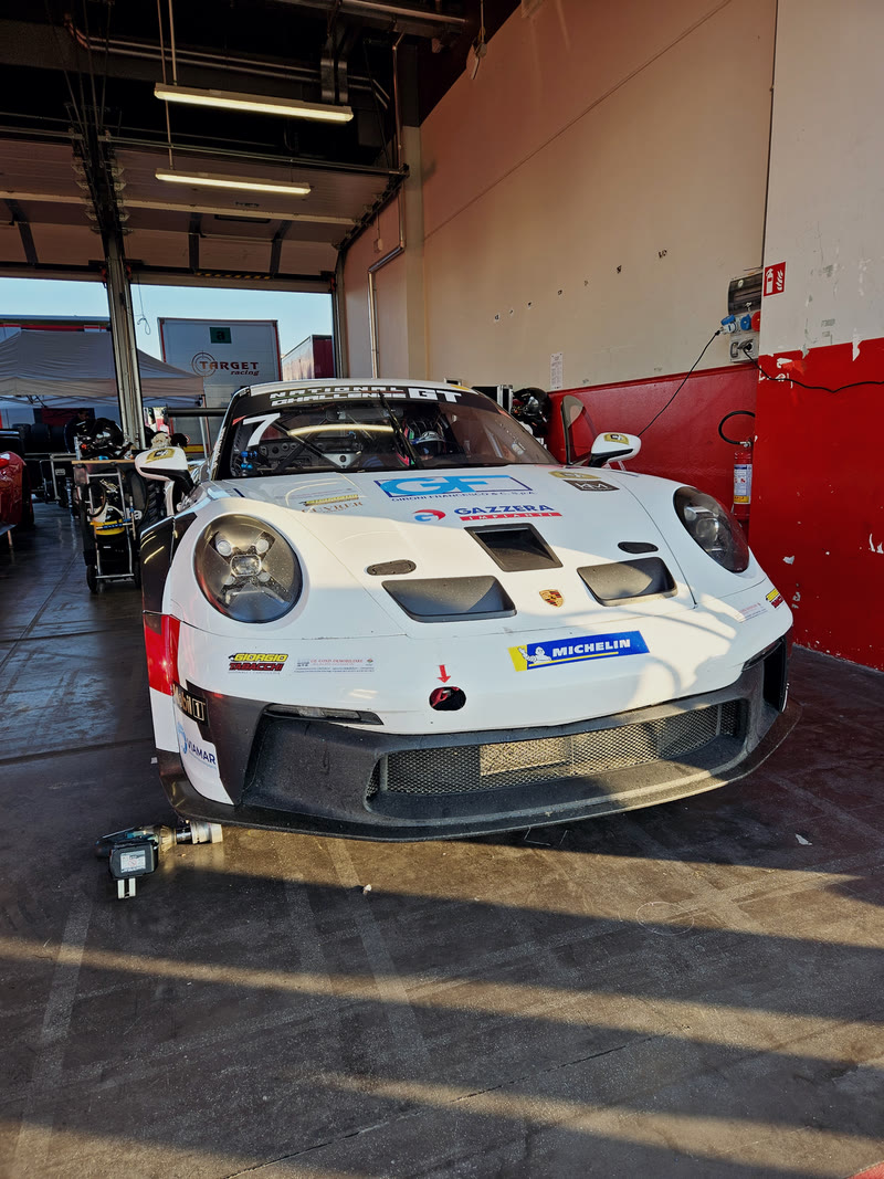 La Porsche numero 7 nel box, con i loghi dei partner sul frontale
