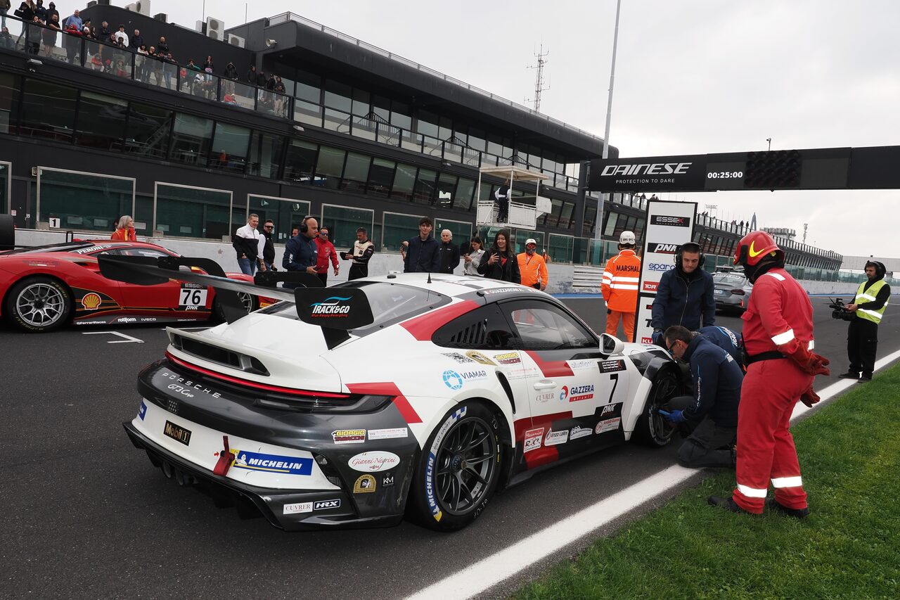 La Porsche n. 7 sulla griglia di Misano con i commissari di percorso