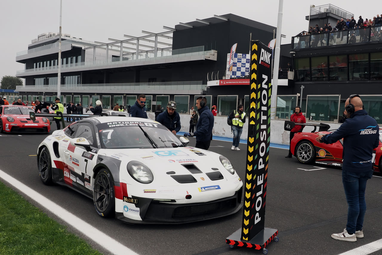 Vetture schierate in griglia accanto al cartello della pole position