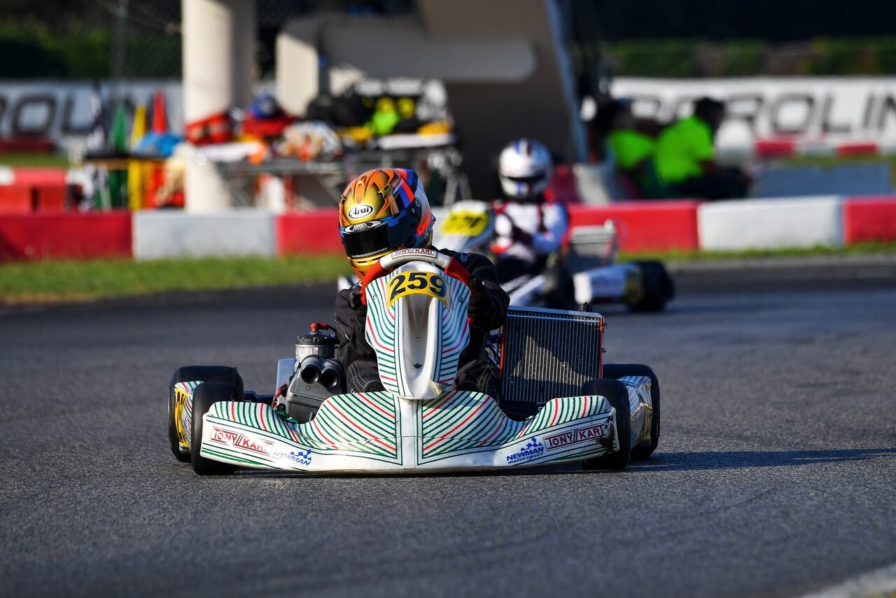 Alessio Guazzaroni in kart, in curva