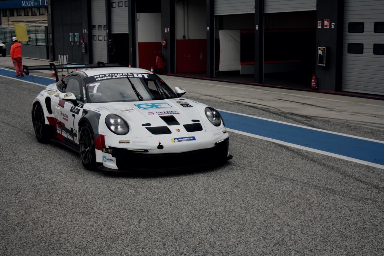 La numero 7 in uscita dalla pit lane