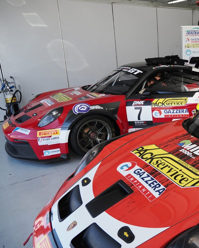 La Porsche 992 GT3 Cup n. 7 di Alessio Guazzaroni nella livrea 2026, nel box al Paul Ricard